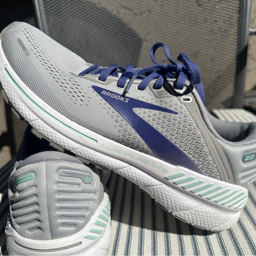 Brooks Adrenaline 22 GTS Running Shoes - Gray with Blue/purple accents EUC - Picture 4 of 9